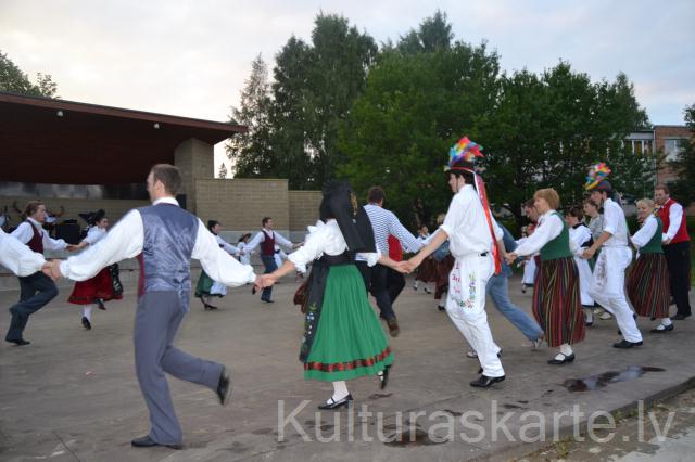 dejotāji no Bersttetes pēc koncerta, 2011.g.
